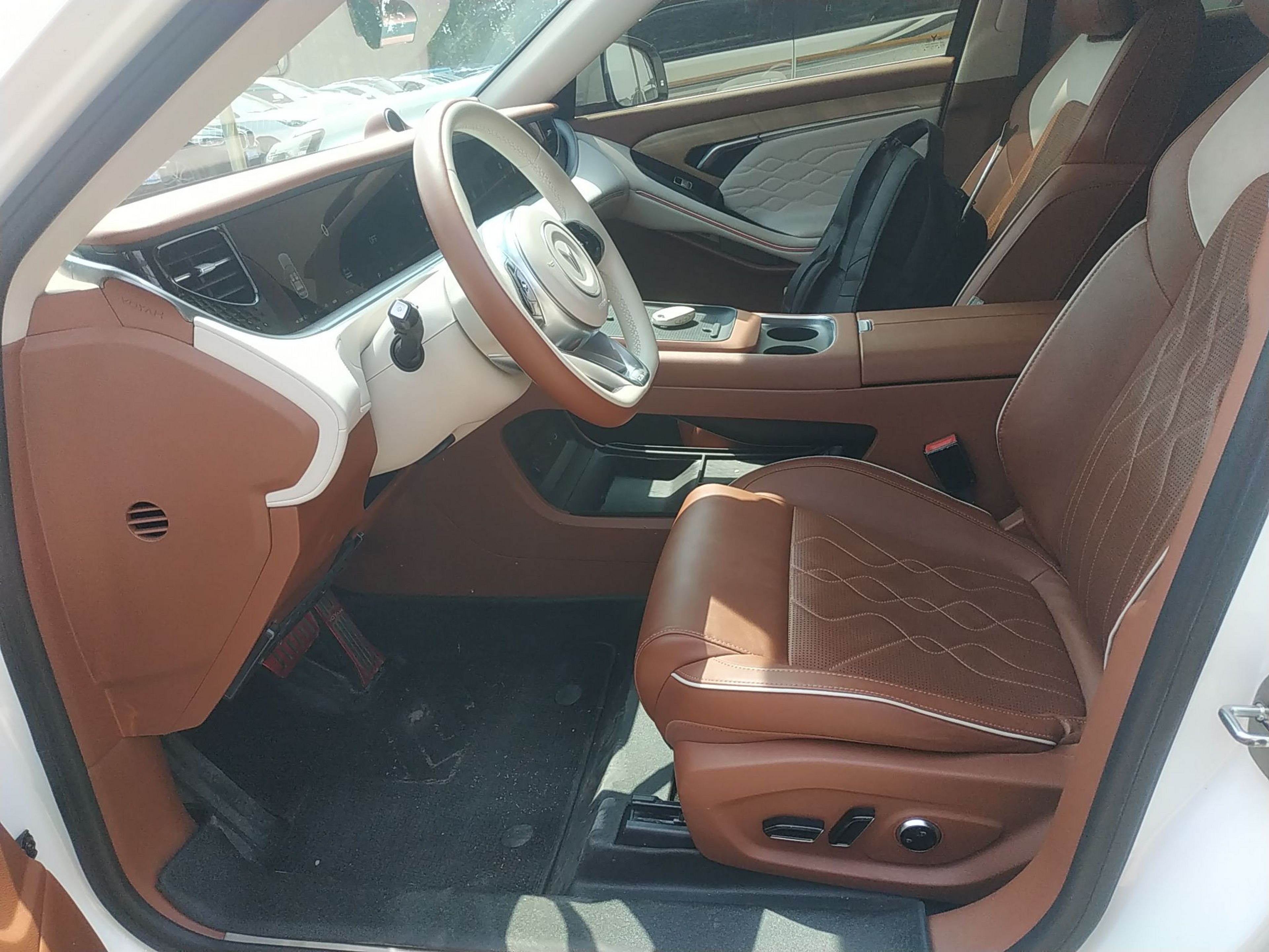 المقاعد الأمامية داخل السيارة