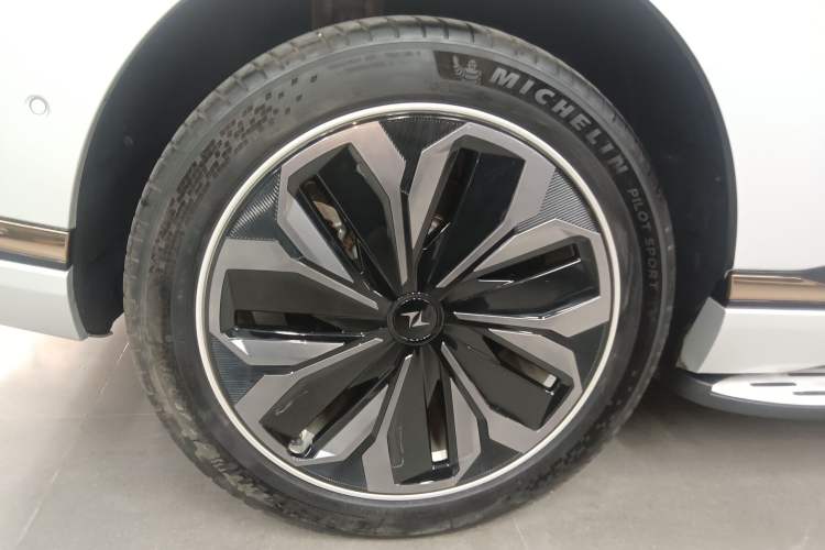 Used Dongfeng eπ eπ008 2025 210 Ultra Range-Extended Version 5 Seats Right Rear Wheel Hub