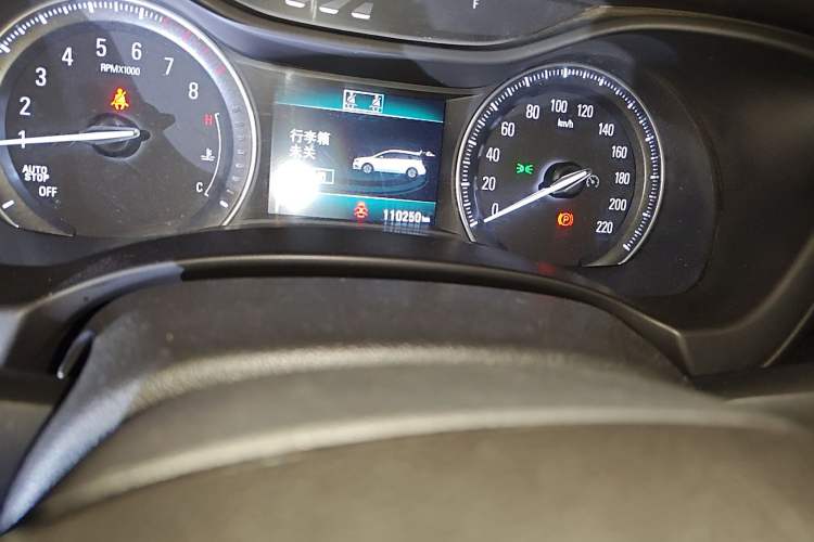 Used Buick GL6 2018 18T 6-Seater Luxury Model Odometer Close Up