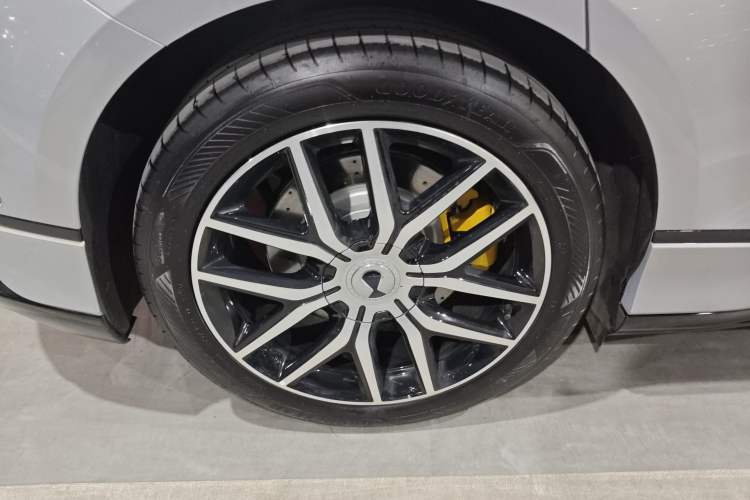 Used Denza Z9GT 2024 1100 Four-Wheel Drive Max Edition Right Rear Wheel Hub