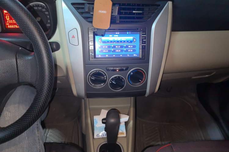 Used Venucia R50 2014 1.6L Automatic Splendid Edition
