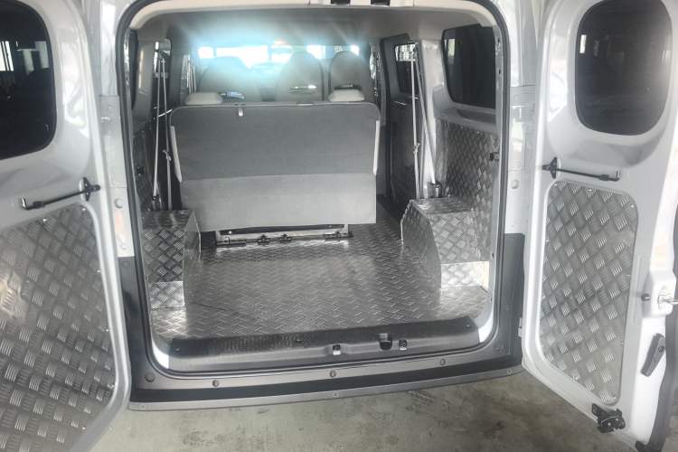 Used SAIC MAXUS Dana V1 2025 Low-Roof Multi-Function Version 42 kWh Trunk