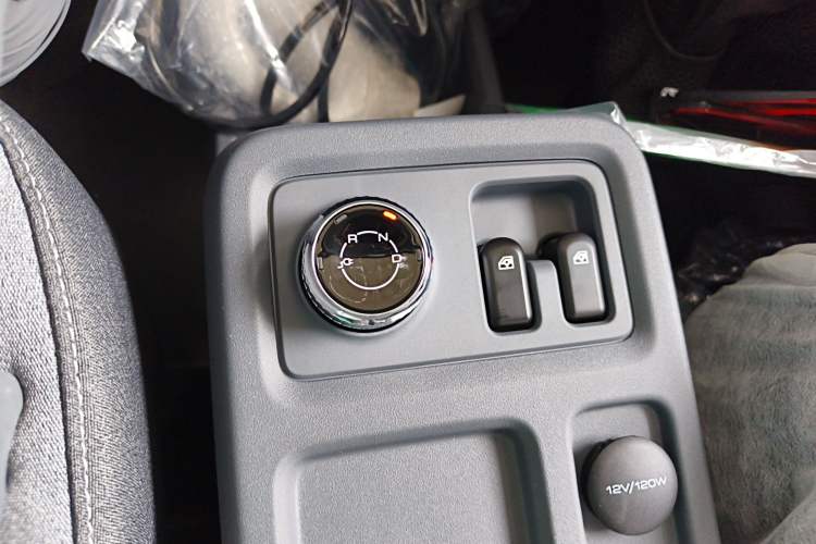 Used Wuling Yangguang 2024 300KM Comfort Version Passenger Van 75kW