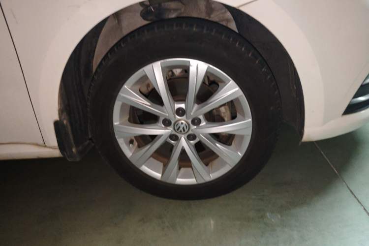 Used Volkswagen Lavida 2015 1.6L Automatic Comfort Edition Right Front Wheel Hub