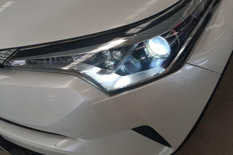 Used Toyota C-HR 2018 2.0L Leading with Sunroof China VI Standard
