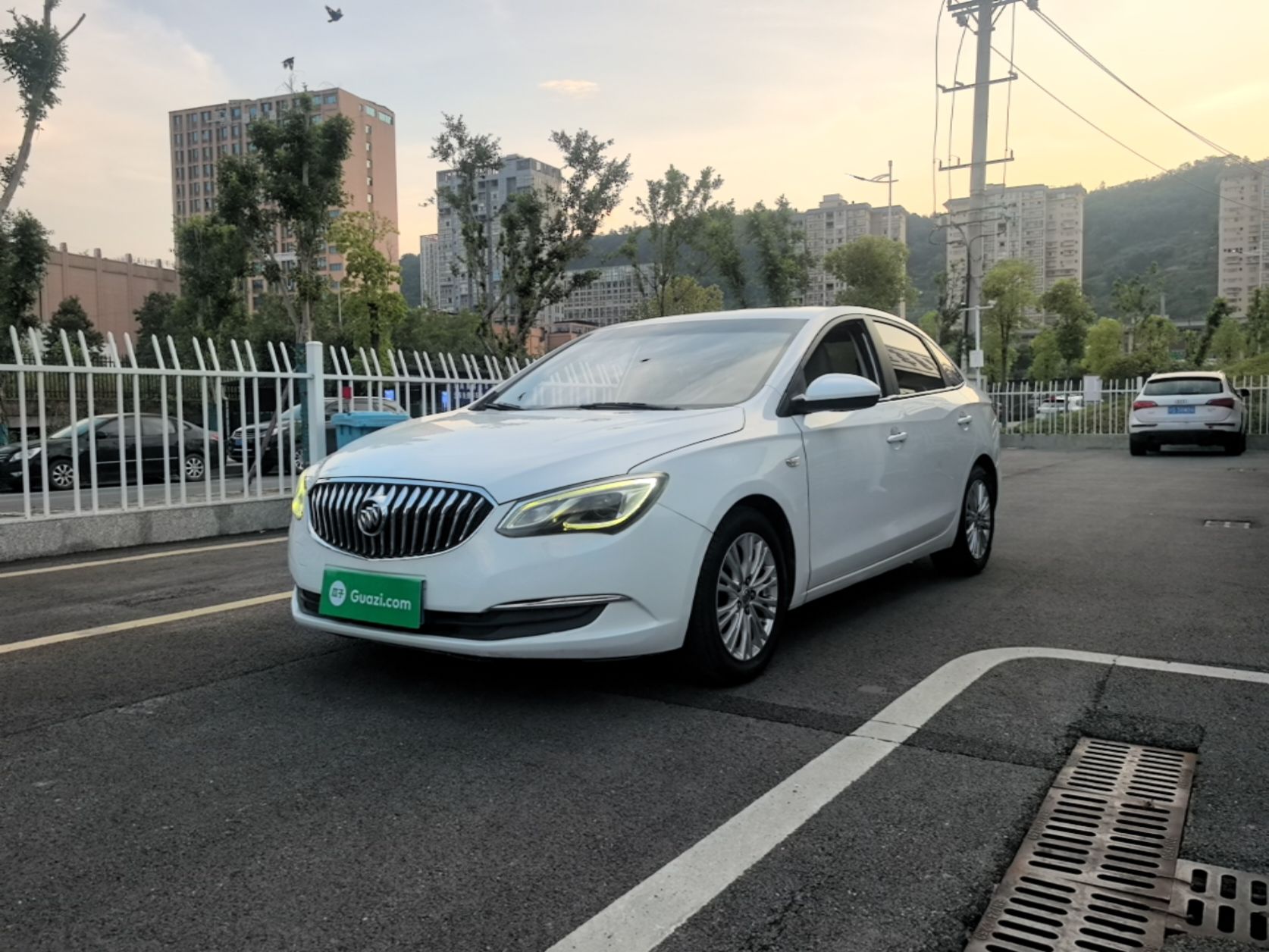 Под передней частью автомобиля