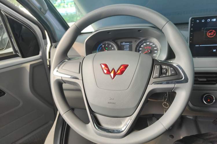 Used Wuling Yangguang 2024 300km Comfort-Grade Passenger Van 60kW
