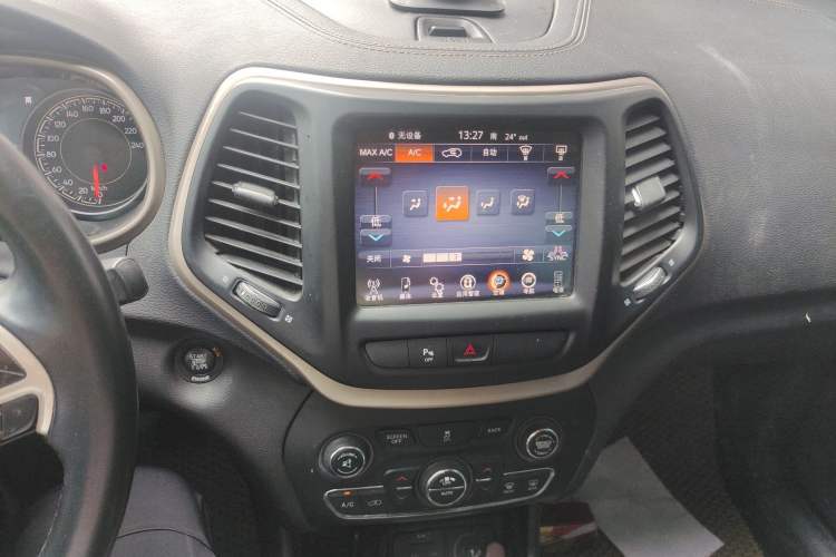 Used Jeep Cherokee 2016 2.0L Leading Edition Audio And AC Panel