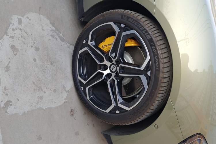 Used Xiaomi Auto SU7 2024 Four-Wheel Drive Ultra-Long Range Advanced Intelligent Driving Max Edition Right Front Wheel Hub