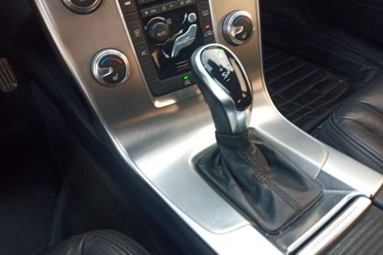 Used Volvo S60 2015 S60L 2.0T Zhiyuan Edition
