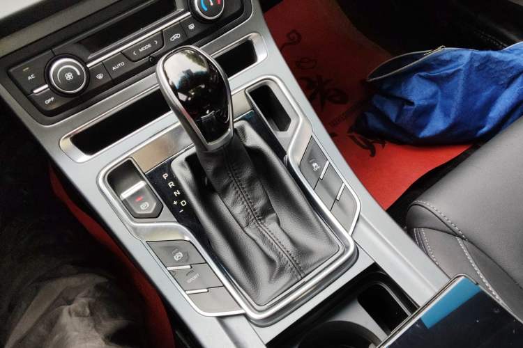 Used Geely Auto Emgrand 2019 Leading Edition 1.5L CVT Upward-Connected Model China VI Standard Gear Lever