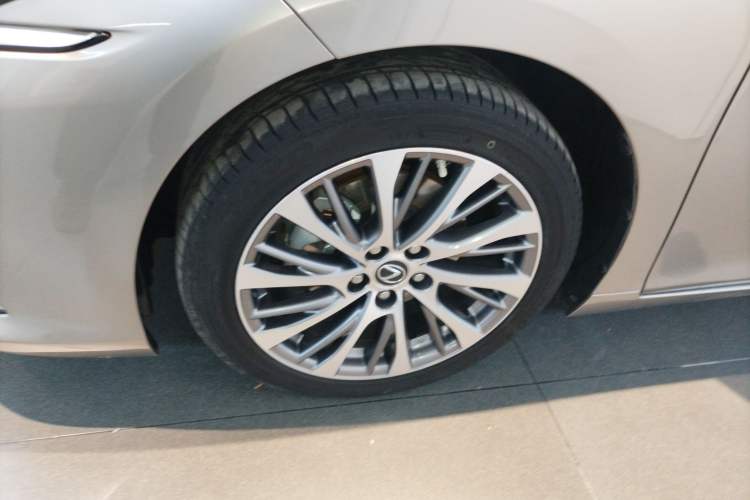 Used Lexus ES 2020 300h Deluxe Edition
