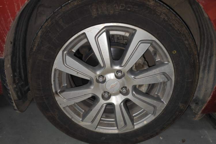 Used Chevrolet Aveo Sonic 2014 Hatchback 1.6 SX AT Fashion Edition Right Front Wheel Hub