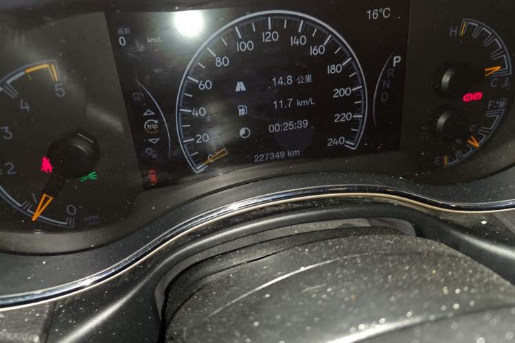 Used Jeep Grand Cherokee 2016 3.0TD Diesel Comfort Navigation Version Odometer Close Up