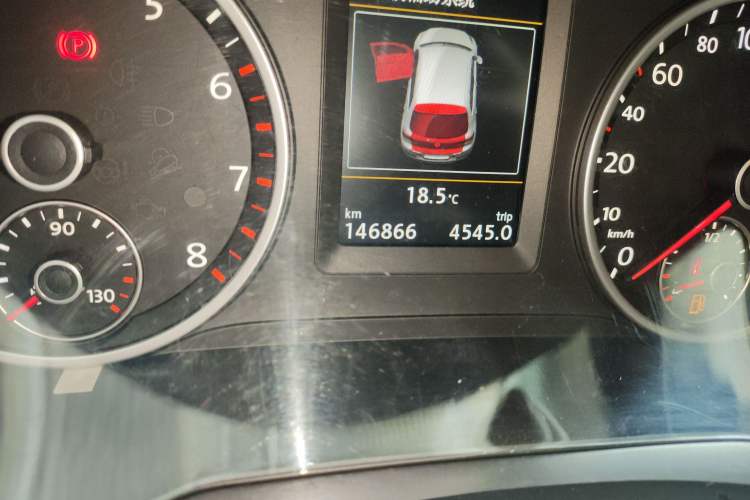 Used Volkswagen Tiguan 2015 1.8TSI Automatic Two-Wheel Drive Luxury Model Odometer Close Up