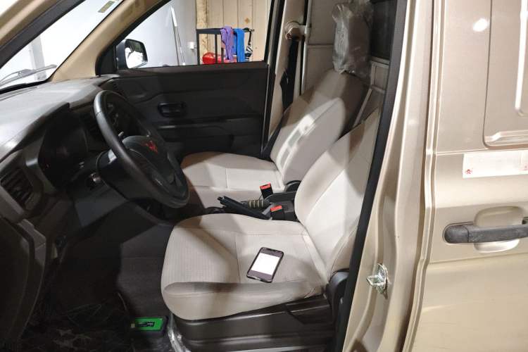 Used Wuling Hongguang V 2022 1.5L Jingqu Edition Enclosed-Window Vehicle with Electric Power Steering LAR
