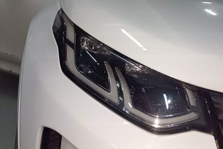 Used Land Rover Discovery Sport 2022 249 PS R-Dynamic S Performance Edition 5 Seats Right Front Headlight