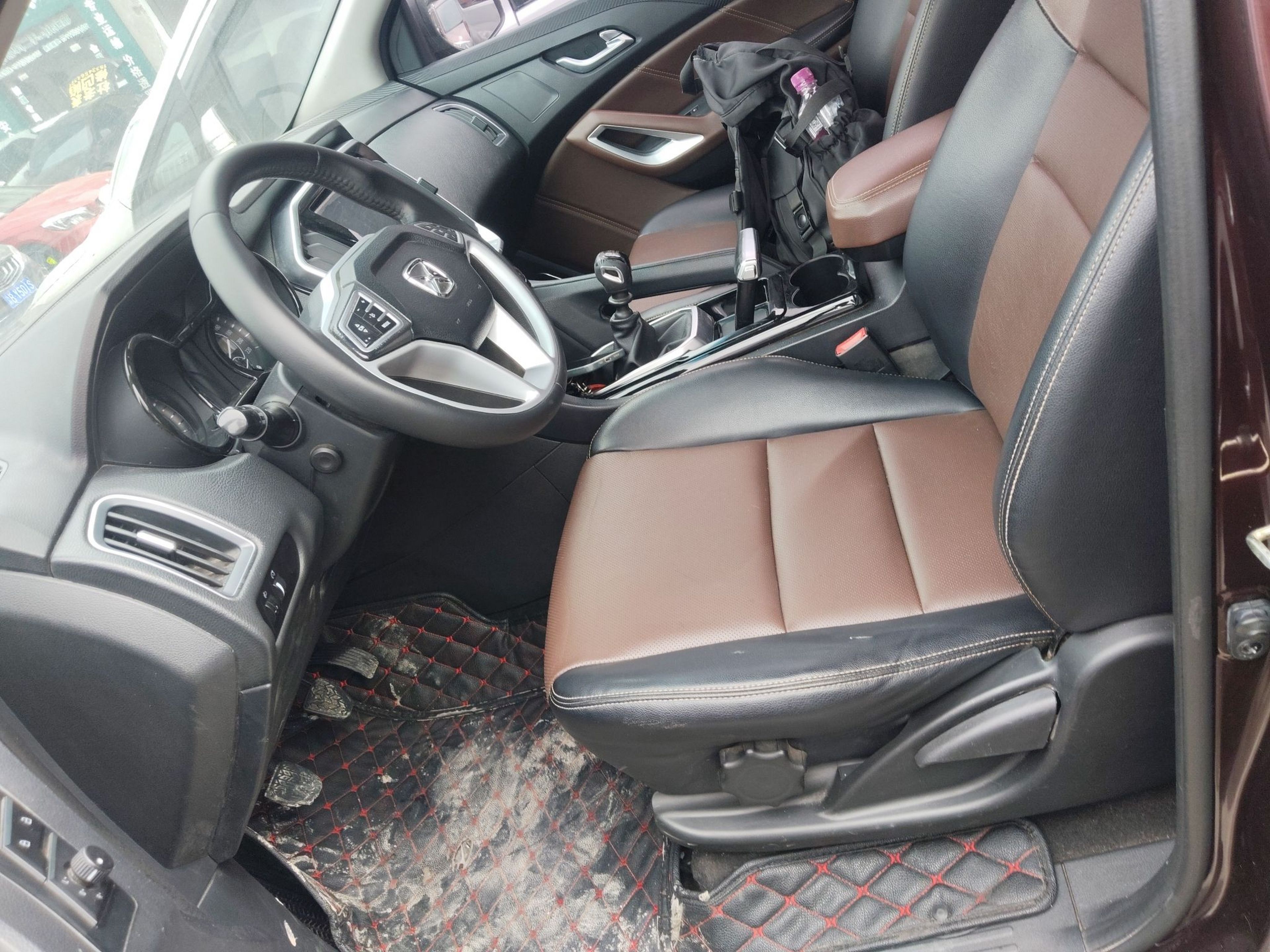 المقاعد الأمامية داخل السيارة