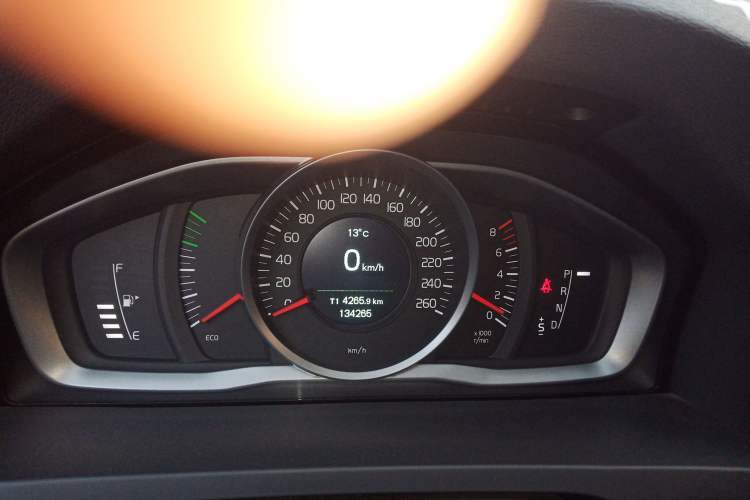 Used Volvo S60 2015 S60L 2.0T Zhiyuan Edition
