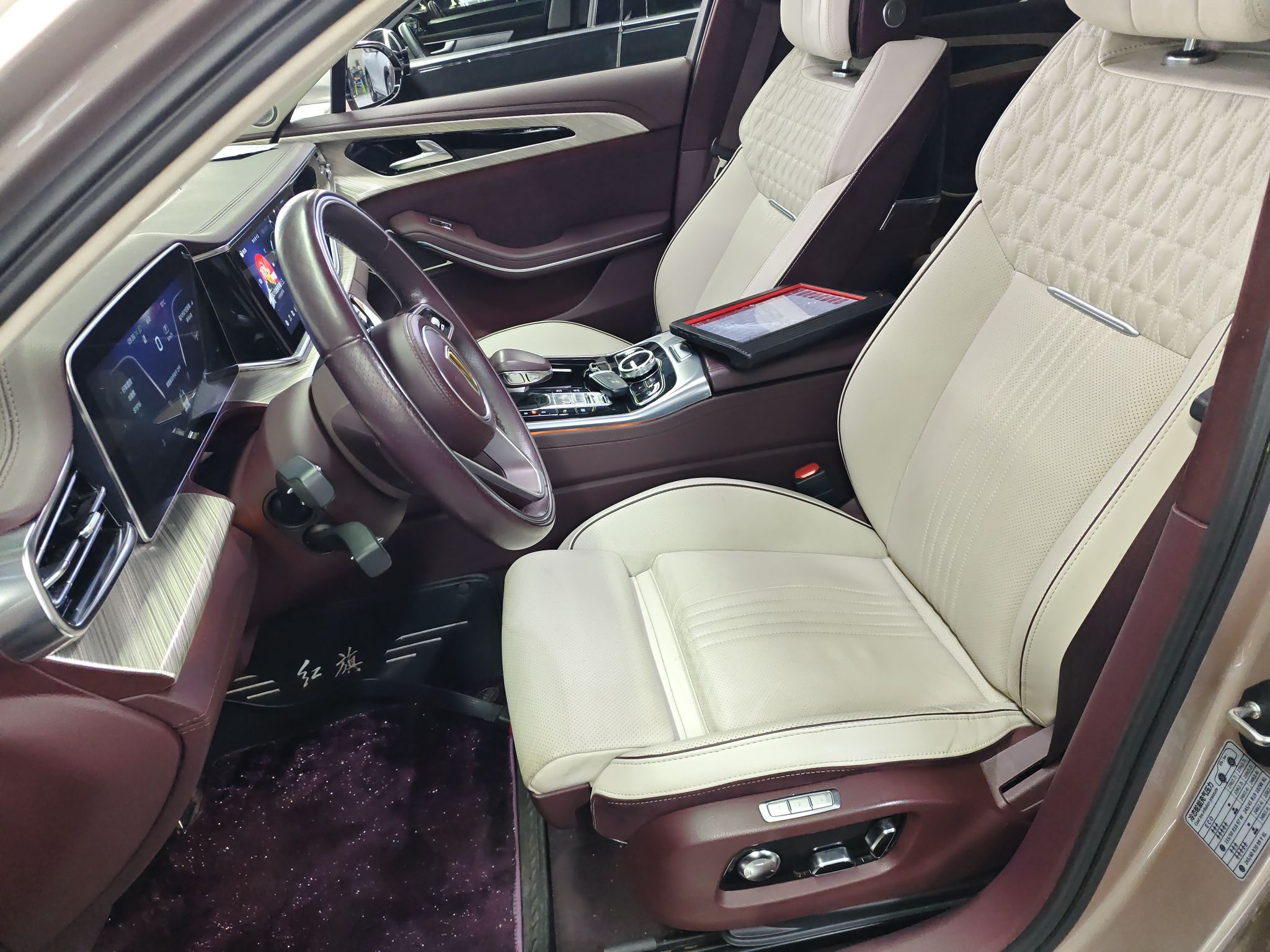 المقاعد الأمامية داخل السيارة