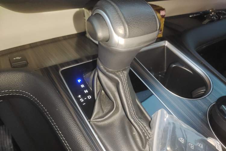 Used Toyota SIENNA 2023 2.5L Hybrid Deluxe Edition Gear Lever