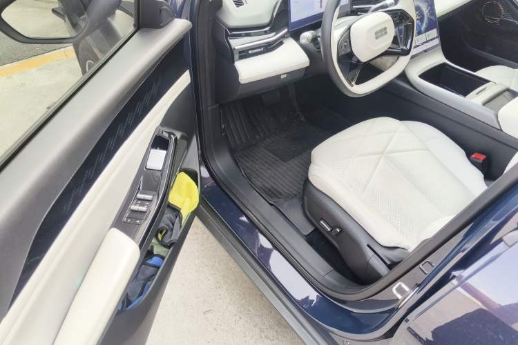 Used Geely Galaxy L6 2023 125km MAX Driver Seat