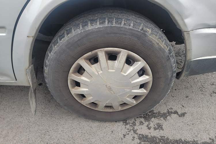 Used JMC Transit 2017 2.8T Commercial Version Short Wheelbase Mid-Roof 6/7/8-Seater JX493 Right Front Wheel Hub