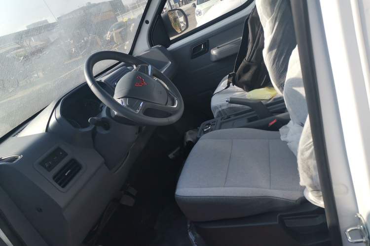 Used Wuling Yangguang 2024 300KM Comfort Version Passenger Van 75kW
