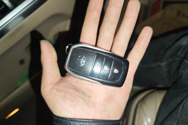 Used Toyota Land Cruiser 2012 4.6L Automatic VX-R Vehicle Key