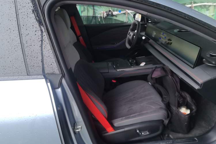 Used Geely Galaxy E8 2025 620 km All-Wheel Drive Starship LiDAR-Enabled Intelligent Driving Version Right Front Seat