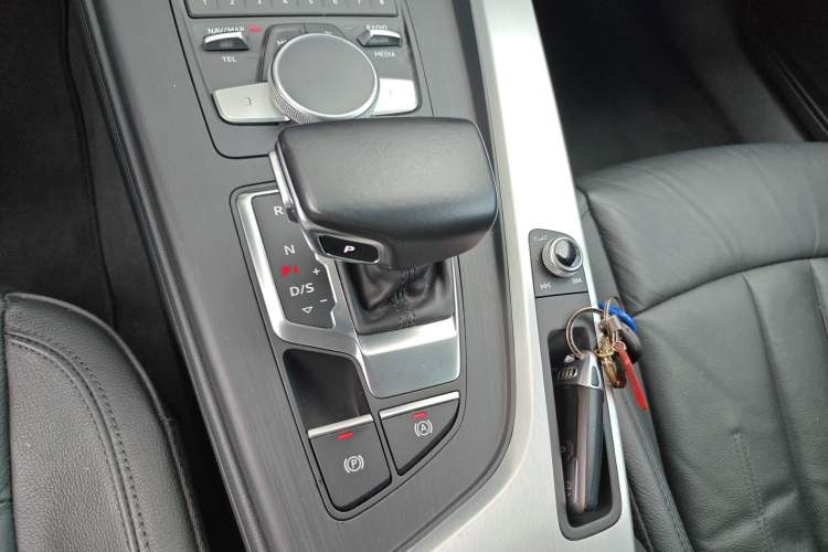Used Audi A4L 2019 40 TFSI Fashion Edition China VI Emission Standard Gear Lever