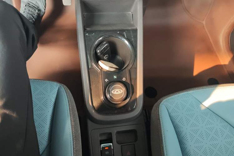 Used Chery QQ Little Ant 2022 Restyled Version Sweet Pink Edition Half-Sugar Version 30.6 kWh 30 kW 301 km Gear Lever