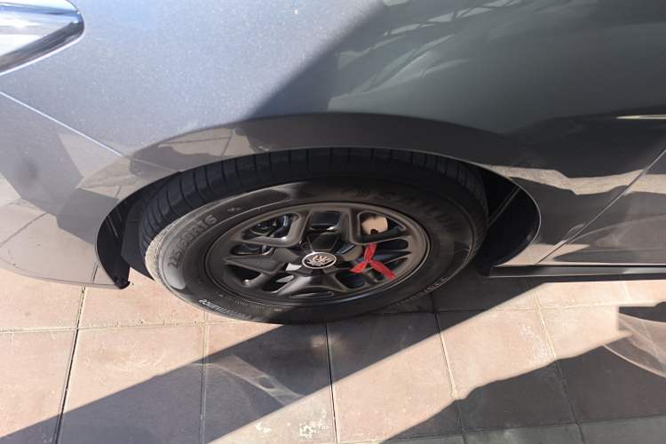 Used BYD Qin PLUS 2025 DM-i Smart Drive 55KM Leading Model Left Front Wheel Hub