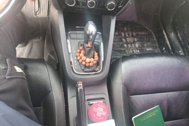 Used Volkswagen Sagitar 2015 230TSI Automatic Comfort Version Gear Lever