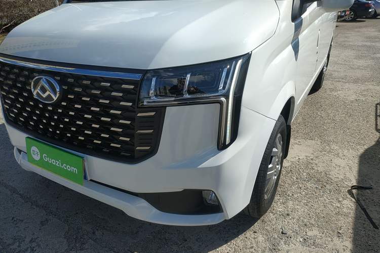 Used SAIC MAXUS Xintu V80 2025 PRO Aoyuntong 2.0T Manual Short Wheelbase Ultra-Low Roof 5/6-Seater
