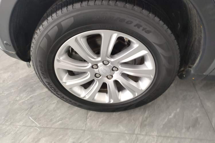 Used Land Rover Discovery Sport 2018 240 PS SE Version Left Front Wheel Hub