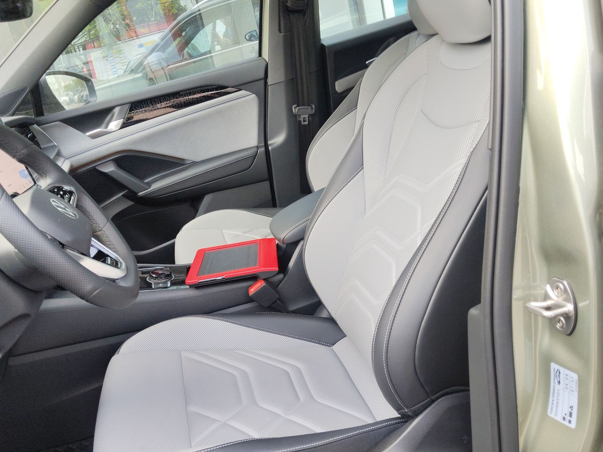 المقاعد الأمامية داخل السيارة