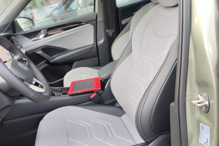 Used Volkswagen Tayron 2025 Tiguan L 380TSI 4Motion Luxury Left Front Seat