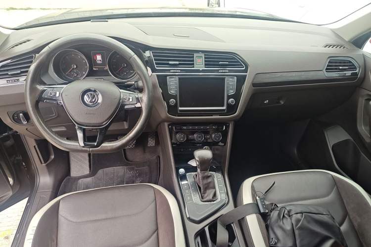 Used Volkswagen Tiguan L 2017 380TSI Automatic All-Wheel-Drive Luxury Edition Center Console