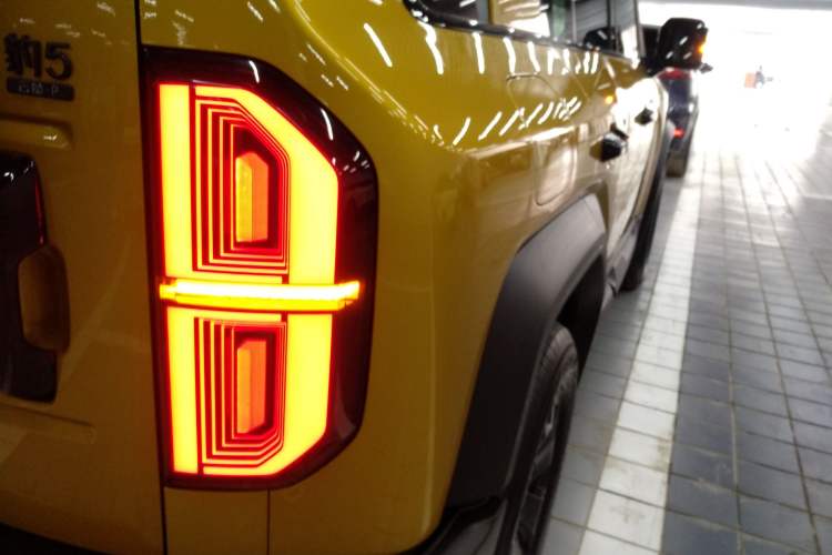 Used Formula Leopard 5 2023 Cloud Ride Flagship Edition Exterior 3