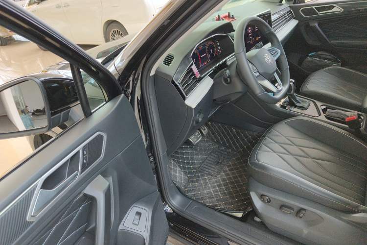 Used Volkswagen Tiguan L 2024 Outstanding Model 330TSI Automatic Two-Wheel Drive R-Line Dragon Glory Edition Driver Seat