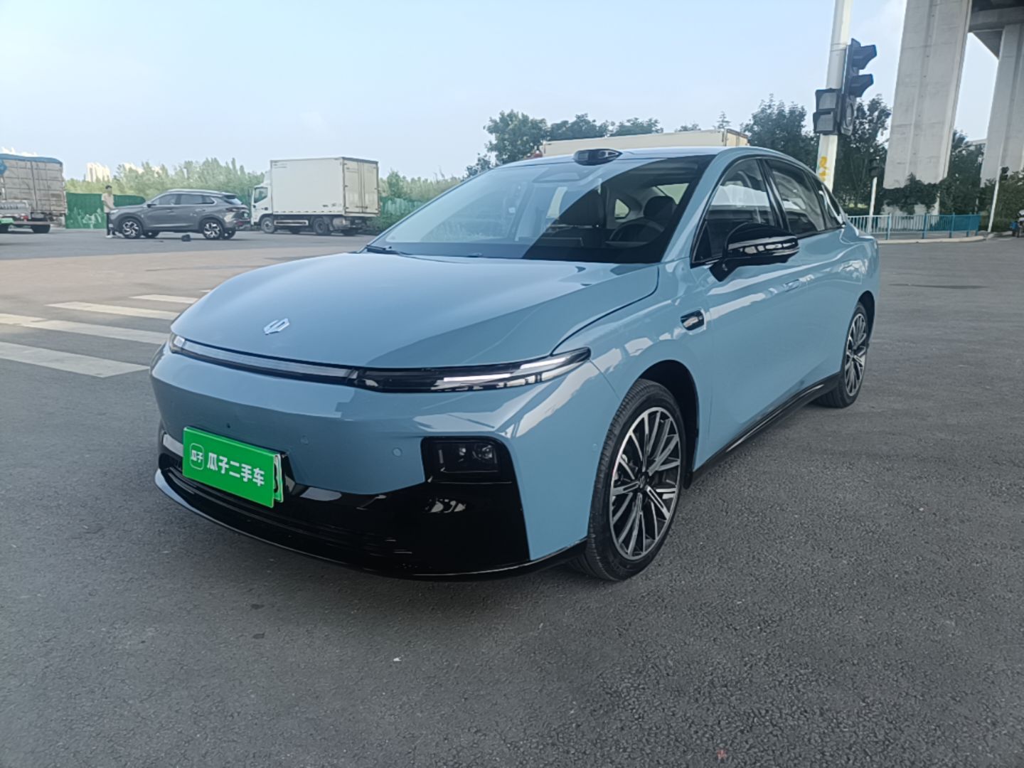 Unter der Vorderseite des Autos