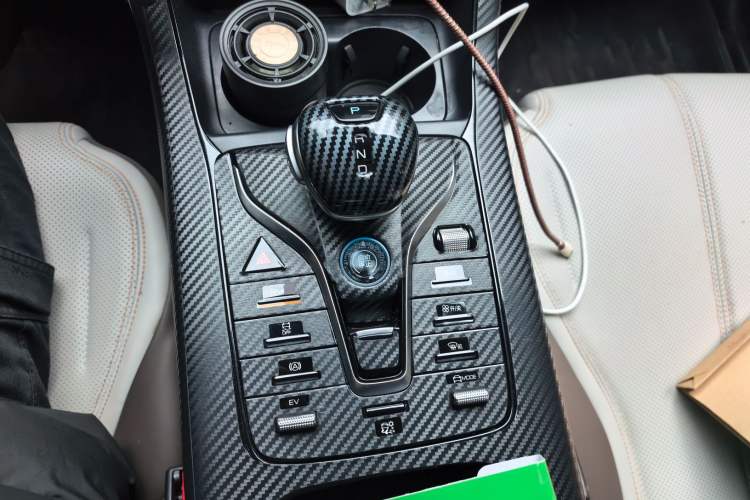 Used BYD Qin PLUS 2024 HONOR Edition DM-i 55KM Leading Model Gear Lever