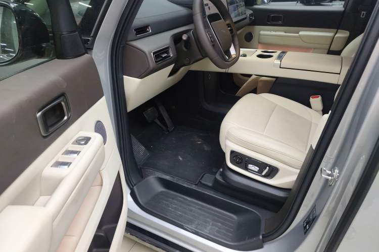 Used Li Auto MEGA 2024 Ultra Model
