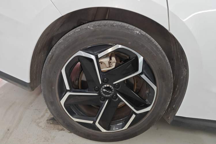 Used BYD Seal 06 New Energy 2024 DM-i 120KM Flagship Model Right Rear Wheel Hub