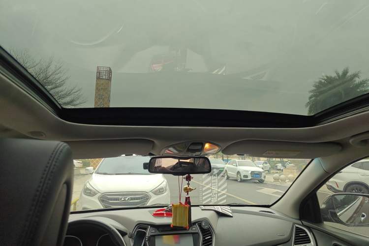 Used Hyundai Santa Fe 2015 2.4L Automatic Two-Wheel Drive Smart Version 5 Seats
