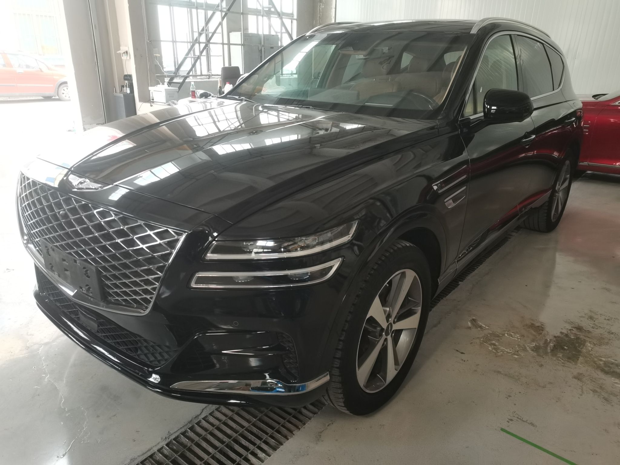 تحت مقدمة السيارة