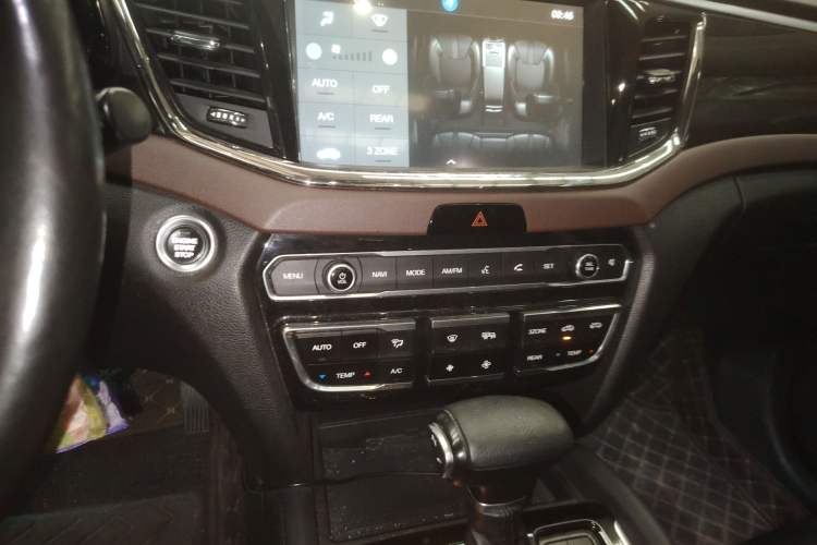 Used GAC Trumpchi GS8 2017 320T Two-Wheel Drive Luxury Smart Connectivity Version (7 Seats) Audio And AC Panel