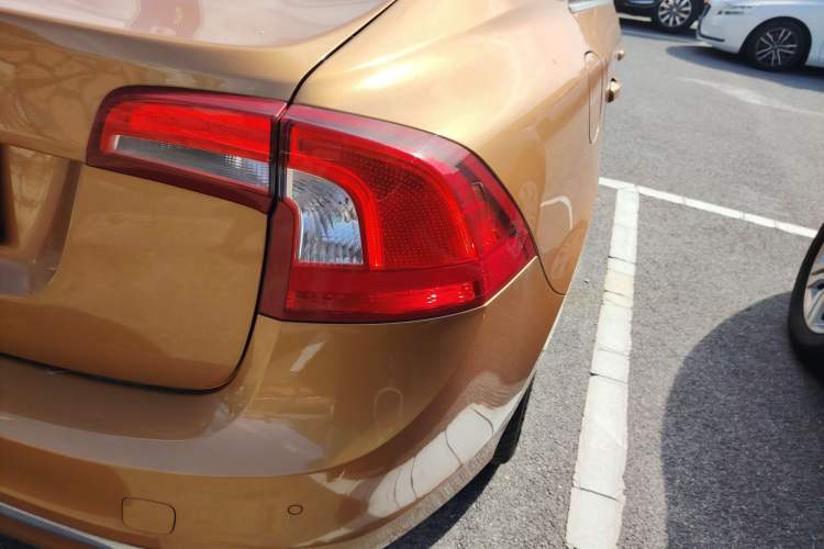 Used Volvo S60 2014 S60L 2.0T Zhiyuan Edition
