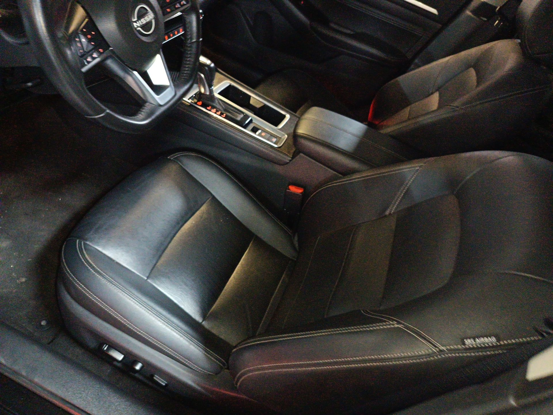 المقاعد الأمامية داخل السيارة